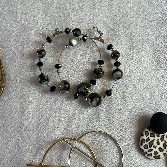 6 pairs of fashion earrings all pierced - Picture 4 of 6